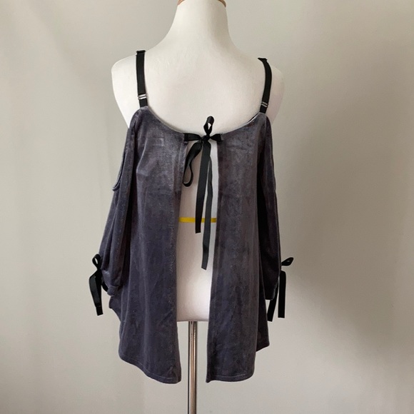 NWT Romeo + Juliet Cold Shoulder Velvet Top Sm - Picture 7 of 10
